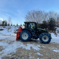 Traktor mit Schneeketten